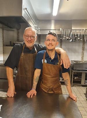 Far och son som jobbar i köket på Wenners bar och bistro.