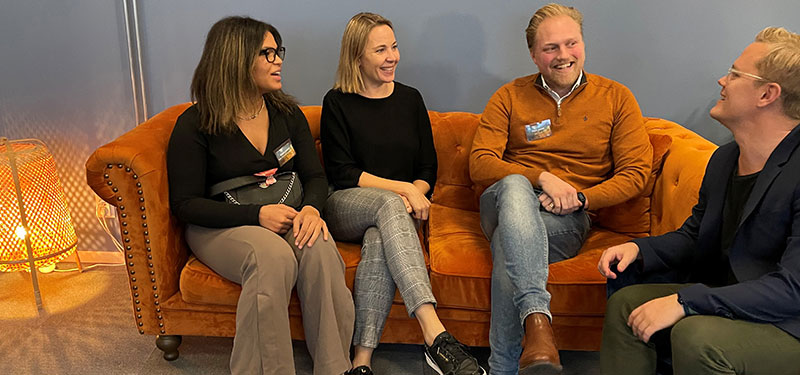PS-eleven Danijela, Projektledare Johanna på NOD, Henrik från Yoin Tech och Robert från Bildepån sitter i en soffa och pratar.