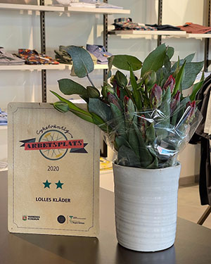 Diplom på cykelvänlig arbetsplats och blommor