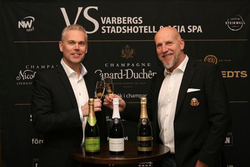 Niklas Steinwall och Niclas Wilhelmsson skålar i Champagne.