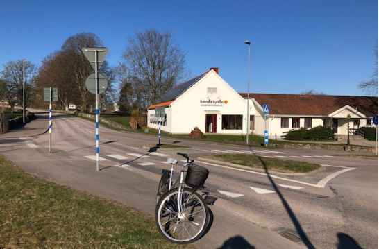 En parkerad cykel vid en väg och kyrka